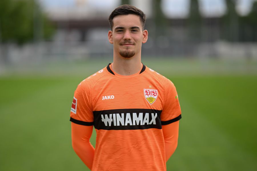 Dennis Seimen, 18 ani, portarul de viitor al lui VfB Stuttgart Foto: Guliver/GettyImages Descoperirea GSP » Avem iarăși un fotbalist în Bundesliga! Iar Stuttgart nici nu știe că are un român în lot! „Vrem ca într-o zi să stea în poarta lui VfB”