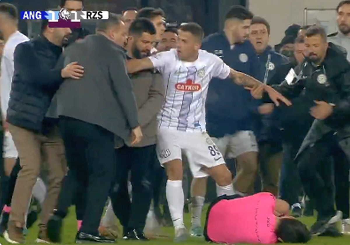 ȘOCANT! Sub privirile lui Moruțan, patronul a intrat pe teren și i-a umflat ochiul arbitrului!