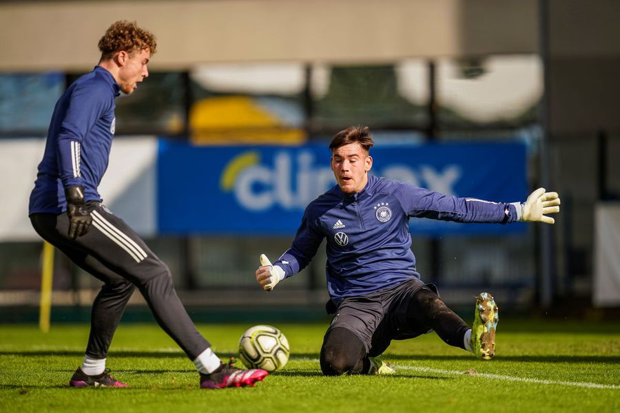 Dennis Seimen (dreapta) se pregătește zi de zi cu același gând: să devină un mare portar Foto: Guliver/GettyImages Descoperirea GSP » Avem iarăși un fotbalist în Bundesliga! Iar Stuttgart nici nu știe că are un român în lot! „Vrem ca într-o zi să stea în poarta lui VfB”