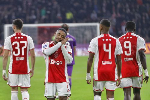 Punctele de suspensie de pe tricourile jucătorilor de la Ajax // Foto: Imago