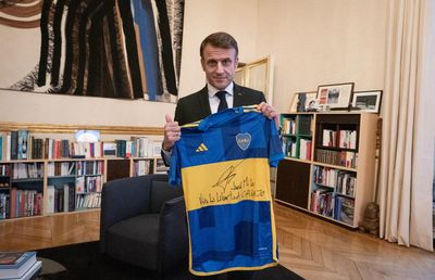 Președintele Franței, pus la zid după ce s-a pozat cu tricoul Bocăi Juniors dăruit de președintele argentinian de extremă dreaptă. „Încă un bun amic, la naiba!”