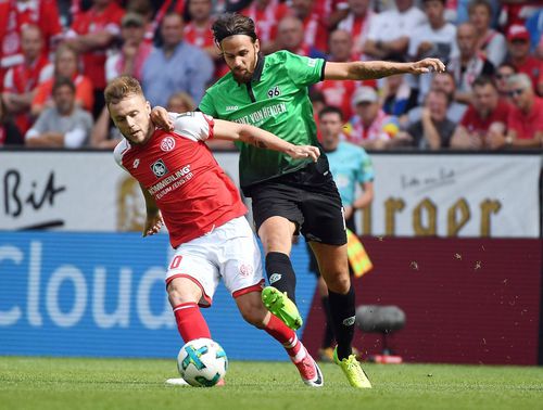 Martin Harnik (dreapta), avându-l adversar pe Alexandru Maxim în Bunesliga, în Mainz - Hannover din august 2017 / Foto: Imago