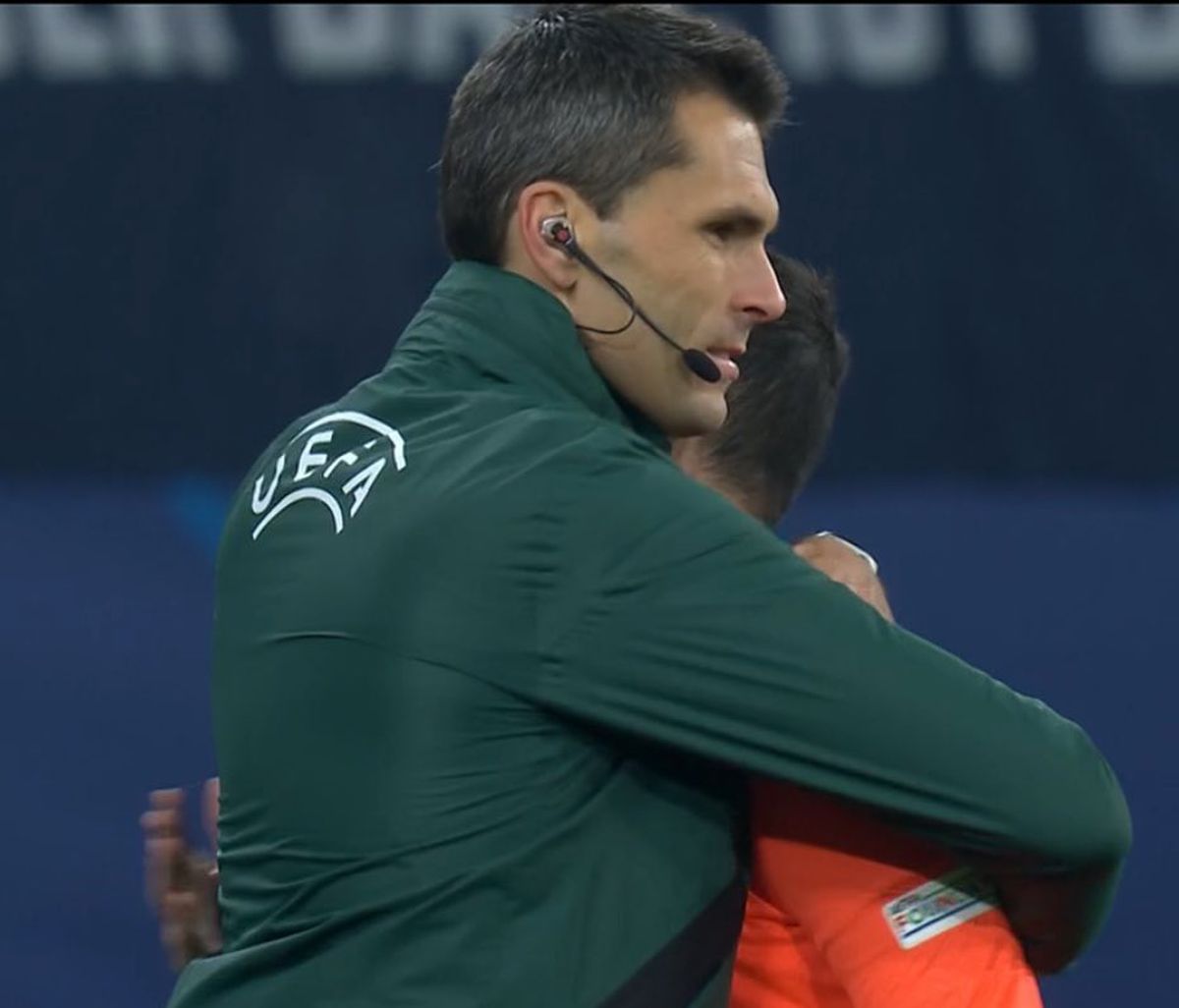 Arbitrul din Liga Campionilor a izbucnit în lacrimi și a fost cu greu consolat la finalul meciului de marți seara