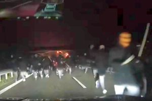 Incidente grave, înaintea duelului din această seară » Huligani înarmați cu ciocane și bâte au atacat autocarele!