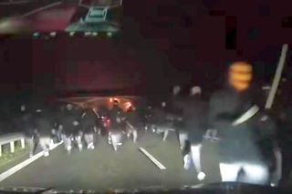 Incidente grave, înaintea duelului din această seară » Huligani înarmați cu ciocane și bâte au atacat autocarele!