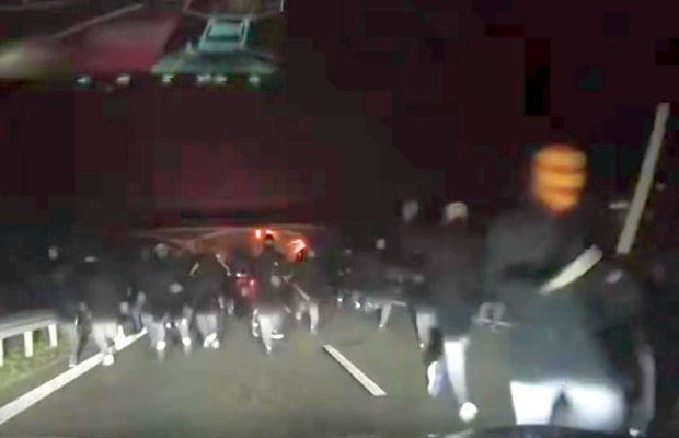 Incidente grave, înaintea duelului din această seară » Huligani înarmați cu ciocane și bâte au atacat autocarele!