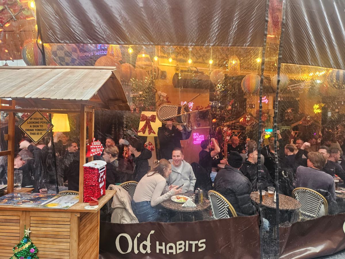 Centrul Vechi din București, luat cu asalt de suporterii lui Feyenoord. Foto: Remus Dinu (GSP)