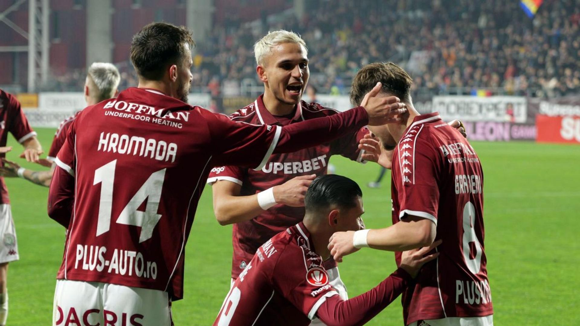 Victor Angelescu discutând despre transferuri Rapid în Superliga România, în biroul clubului giuleștean cu logo-ul echipei vizibil. | sursa foto: Gazeta Sporturilor Victor Angelescu discutând despre transferuri Rapid în Superliga România, în biroul clubului giuleștean cu logo-ul echipei vizibil. | sursa foto: Gazeta Sporturilor