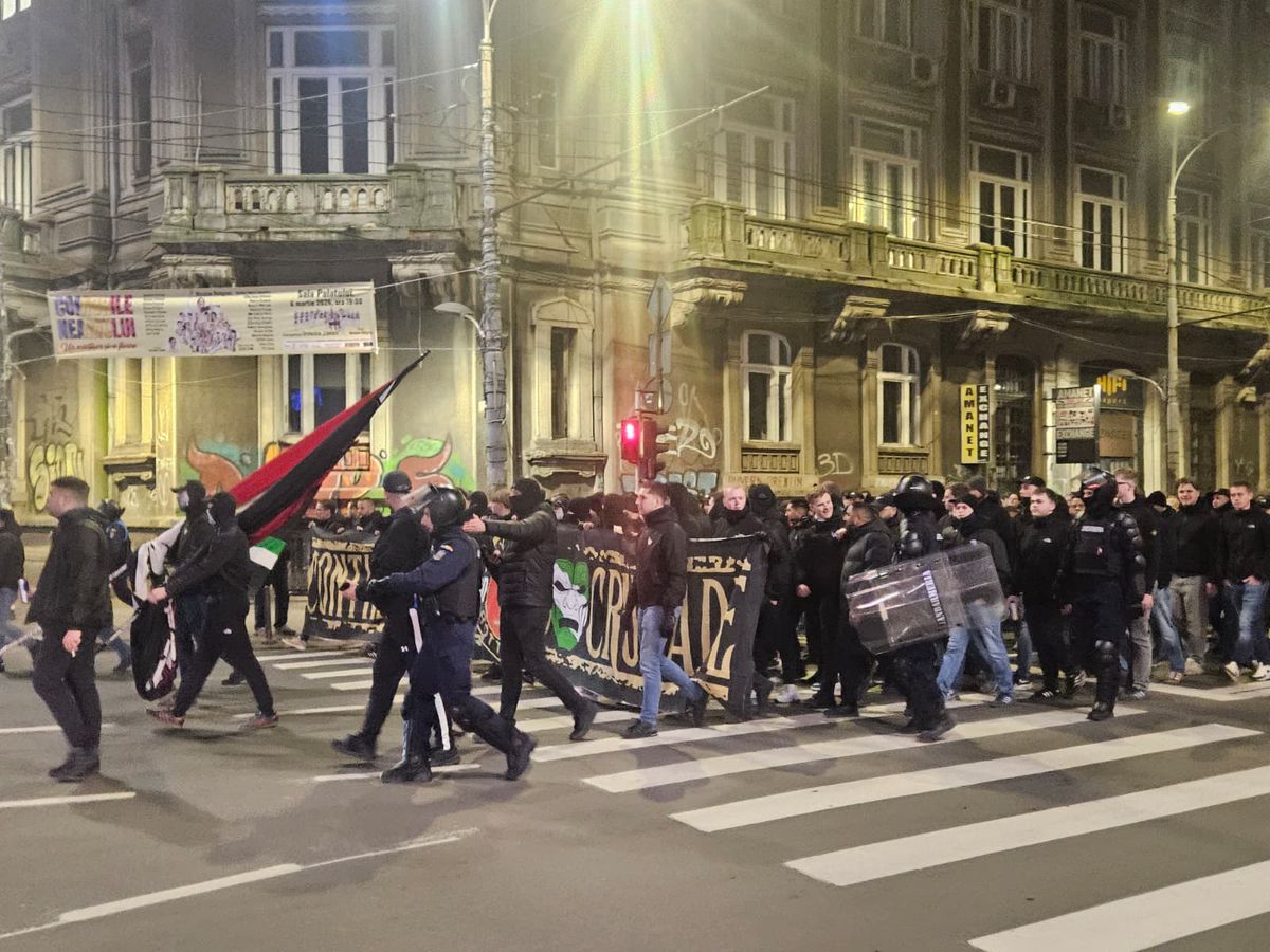 Centrul Vechi din București, luat cu asalt de suporterii lui Feyenoord. Foto: Remus Dinu (GSP)