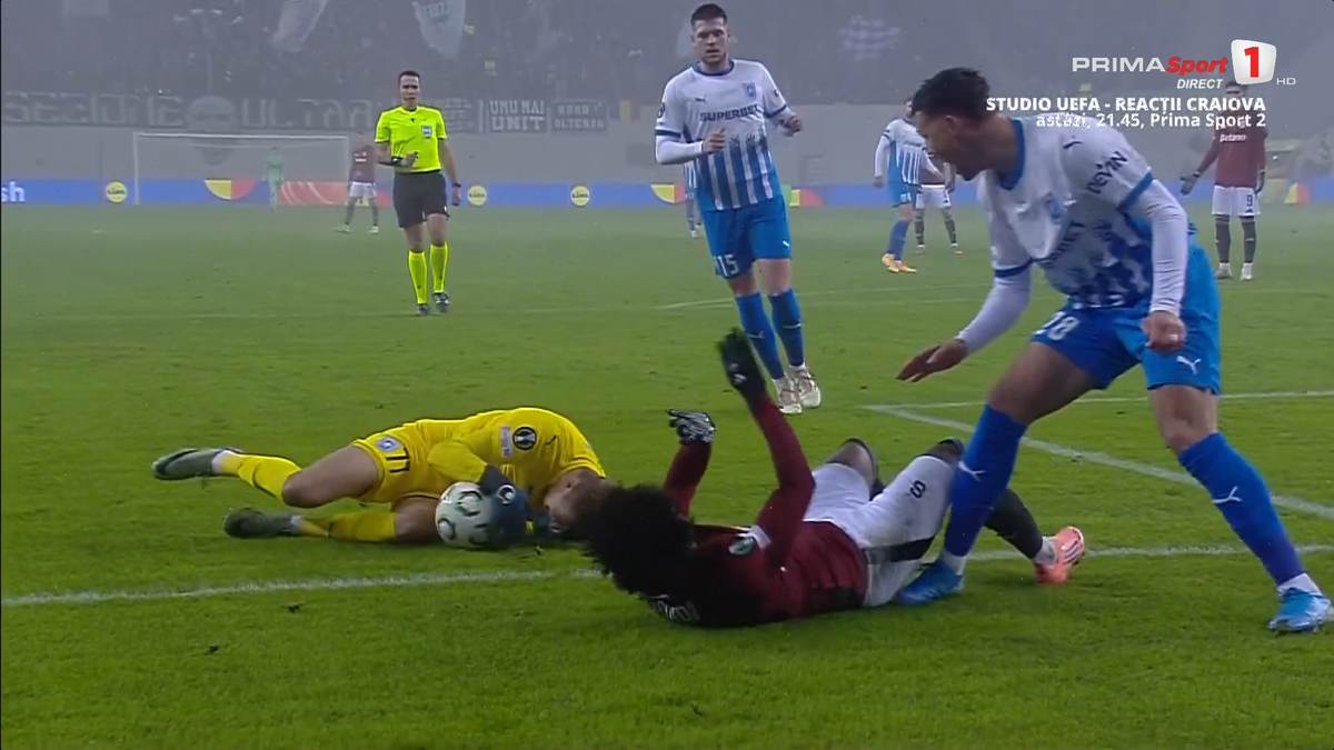 Intrare dură la Universitatea Craiova - Sparta Praga: mijlocașul cehilor i-a dat un genunchi în cap lui Isenko » Trebuia eliminat?