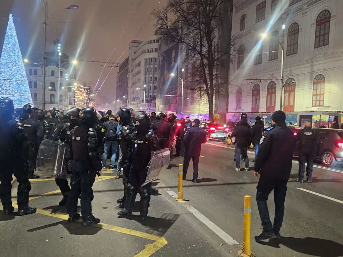 Centrul Vechi din București, luat cu asalt de suporterii lui Feyenoord. Foto: Remus Dinu (GSP)