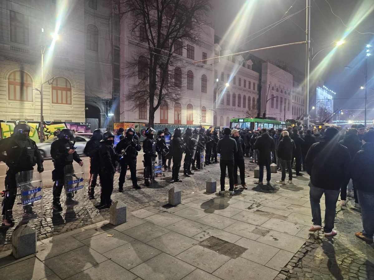 După ce au dat foc copertinei unui local, fanii lui Feyenoord au „paralizat” traficul din Capitală în drumul spre Arena Națională