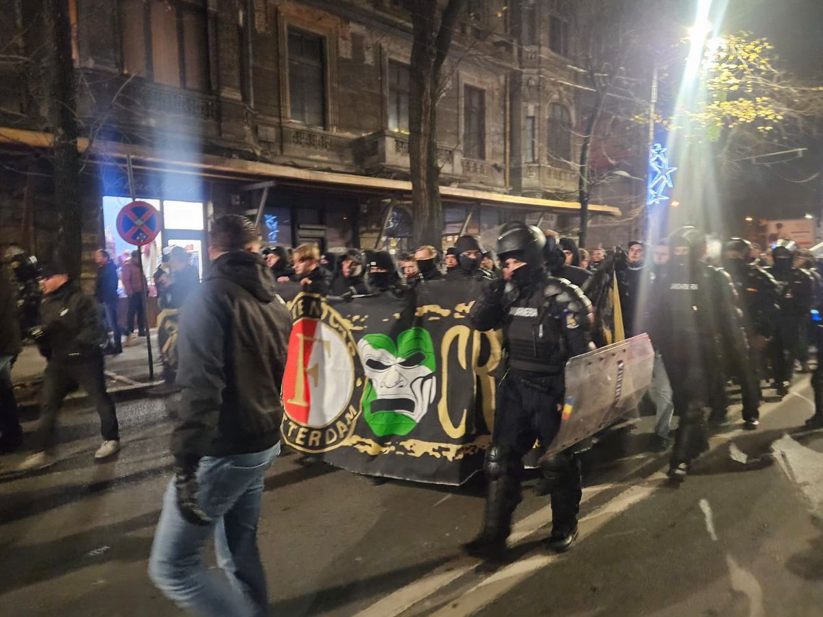 Centrul Vechi din București, luat cu asalt de suporterii lui Feyenoord. Foto: Remus Dinu (GSP)