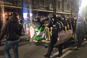 După ce au dat foc copertinei unui local, fanii lui Feyenoord au plecat în corteo spre Arena Națională! Imagini impresionante