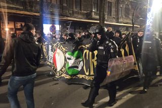 După ce au dat foc copertinei unui local, fanii lui Feyenoord au „paralizat” traficul din Capitală în drumul spre Arena Națională