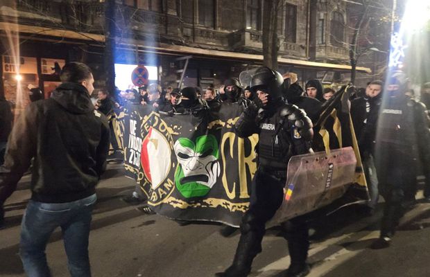 După ce au dat foc copertinei unui local, fanii lui Feyenoord au „paralizat” traficul din Capitală în drumul spre Arena Națională