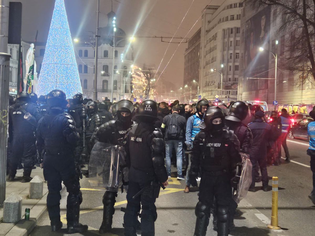 Centrul Vechi din București, luat cu asalt de suporterii lui Feyenoord. Foto: Remus Dinu (GSP)