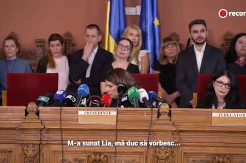 Momentul în care președintei CAB i se șoptește ce să spună