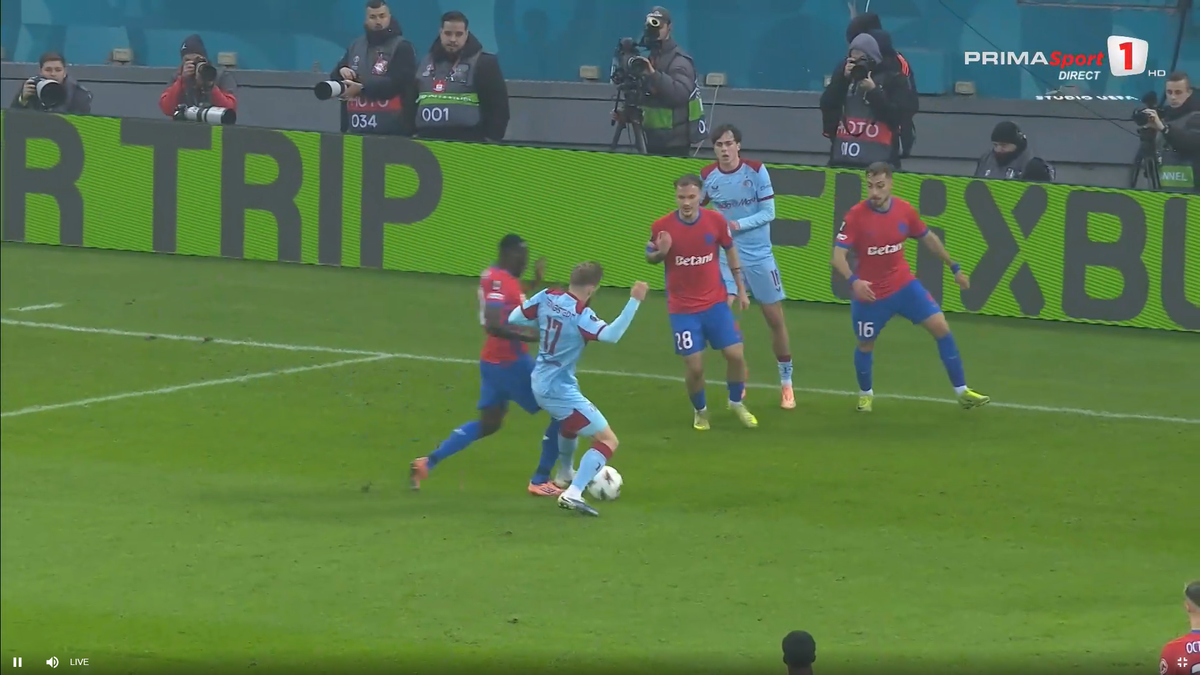 Arbitrul a dat penalty în FCSB - Feyenoord » Ce s-a văzut pe reluări