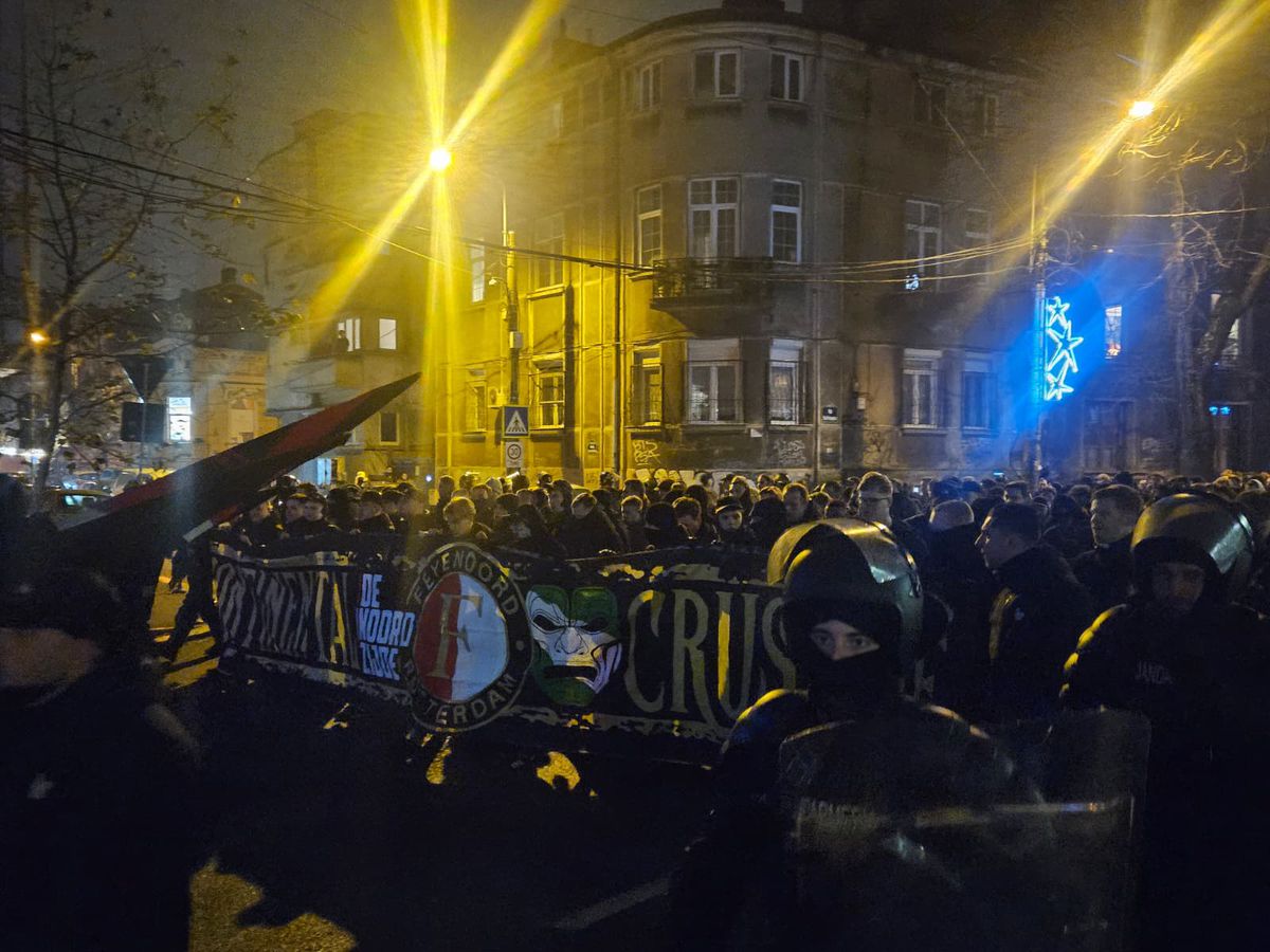 Centrul Vechi din București, luat cu asalt de suporterii lui Feyenoord. Foto: Remus Dinu (GSP)