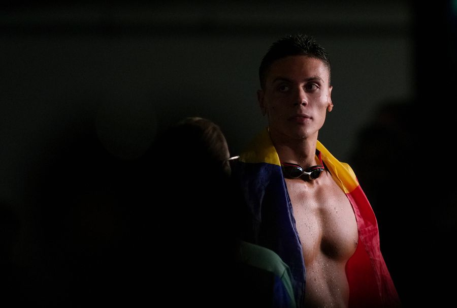 David Popovici la Campionatele Mondiale de la Singapore cu tricolorul pe umeri FOTO Imago Images „Trebuie obsesie, dar și liniște” » David Popovici e „Sportivul Anului” și vorbește într-un interviu-eveniment despre o mare provocare: „N-am trecut niciodată prin așa ceva”