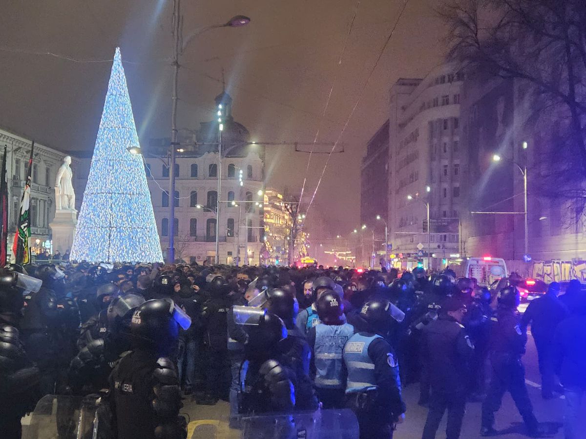 După ce au dat foc copertinei unui local, fanii lui Feyenoord au „paralizat” traficul din Capitală în drumul spre Arena Națională