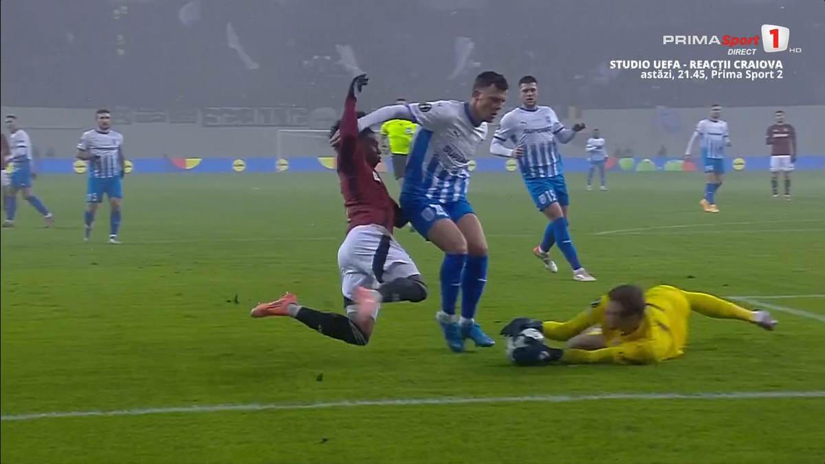 Intrare dură la Universitatea Craiova - Sparta Praga: mijlocașul cehilor i-a dat un genunchi în cap lui Isenko » Trebuia eliminat?
