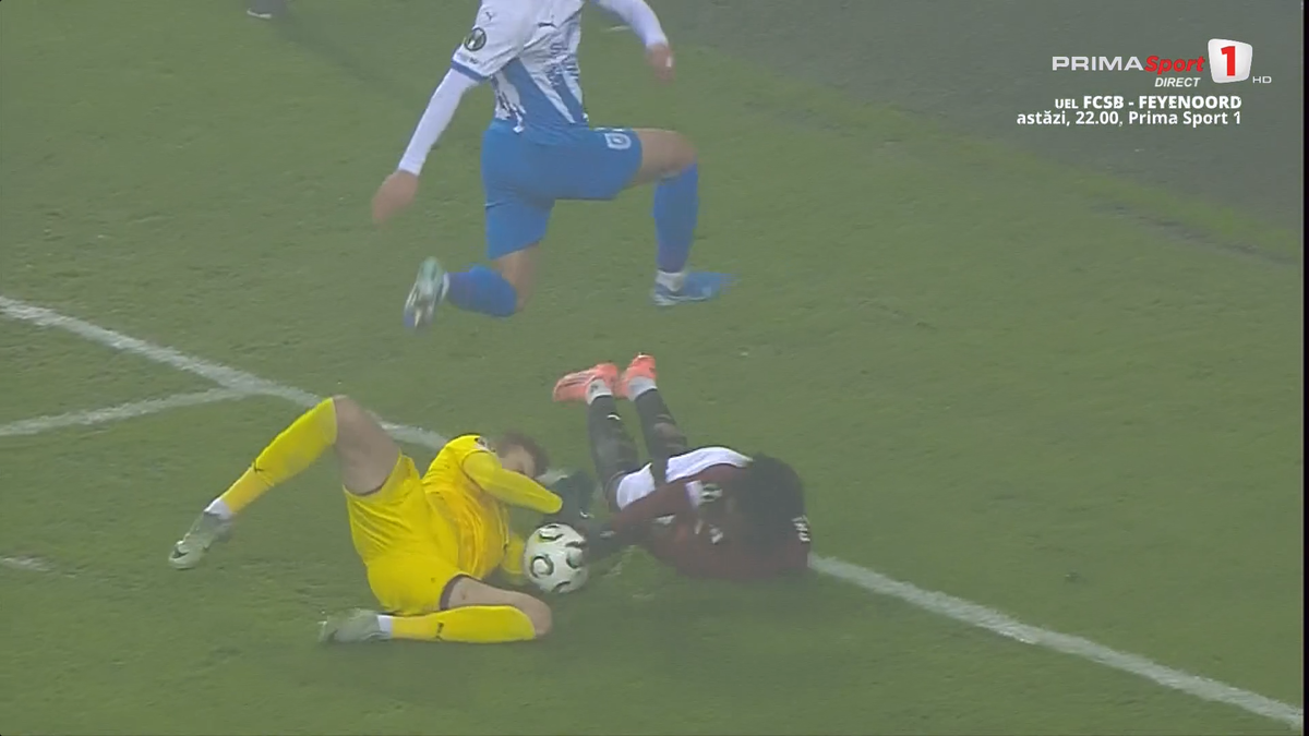 Intrare dură la Universitatea Craiova - Sparta Praga: mijlocașul cehilor i-a dat un genunchi în cap lui Isenko » Trebuia eliminat?