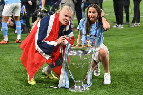 Erling Haaland și Isabel Johansen, împreună cu trofeul Ligii Campionilor / Foto: Imago