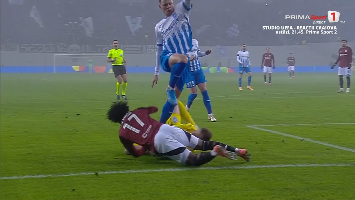 Intrare dură la Universitatea Craiova - Sparta Praga: mijlocașul cehilor i-a dat un genunchi în cap lui Isenko » Trebuia eliminat?