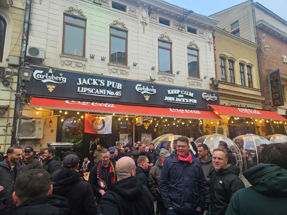 După ce au dat foc copertinei unui local, fanii lui Feyenoord au „paralizat” traficul din Capitală în drumul spre Arena Națională