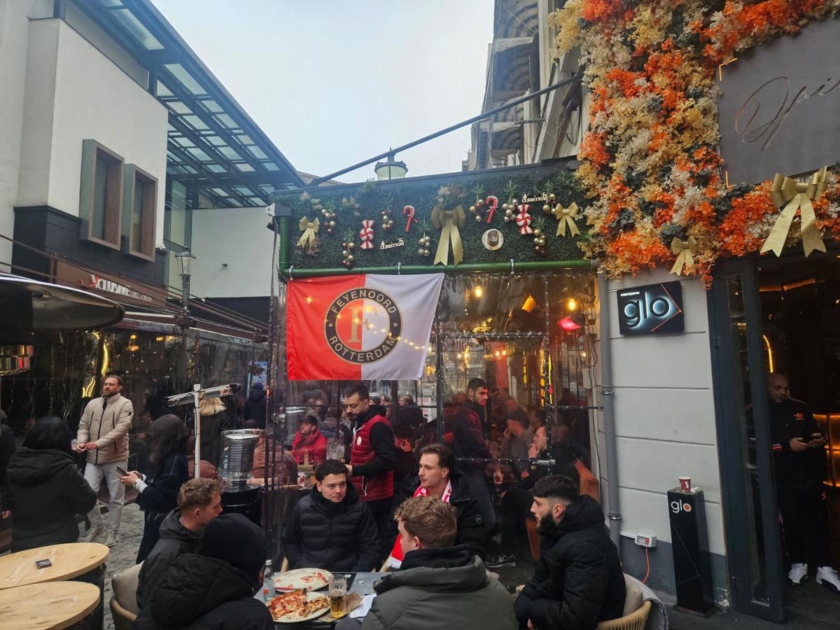 Centrul Vechi din București, luat cu asalt de suporterii lui Feyenoord. Foto: Remus Dinu (GSP)