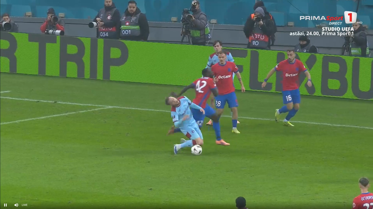 Arbitrul a dat penalty în FCSB - Feyenoord » Ce s-a văzut pe reluări