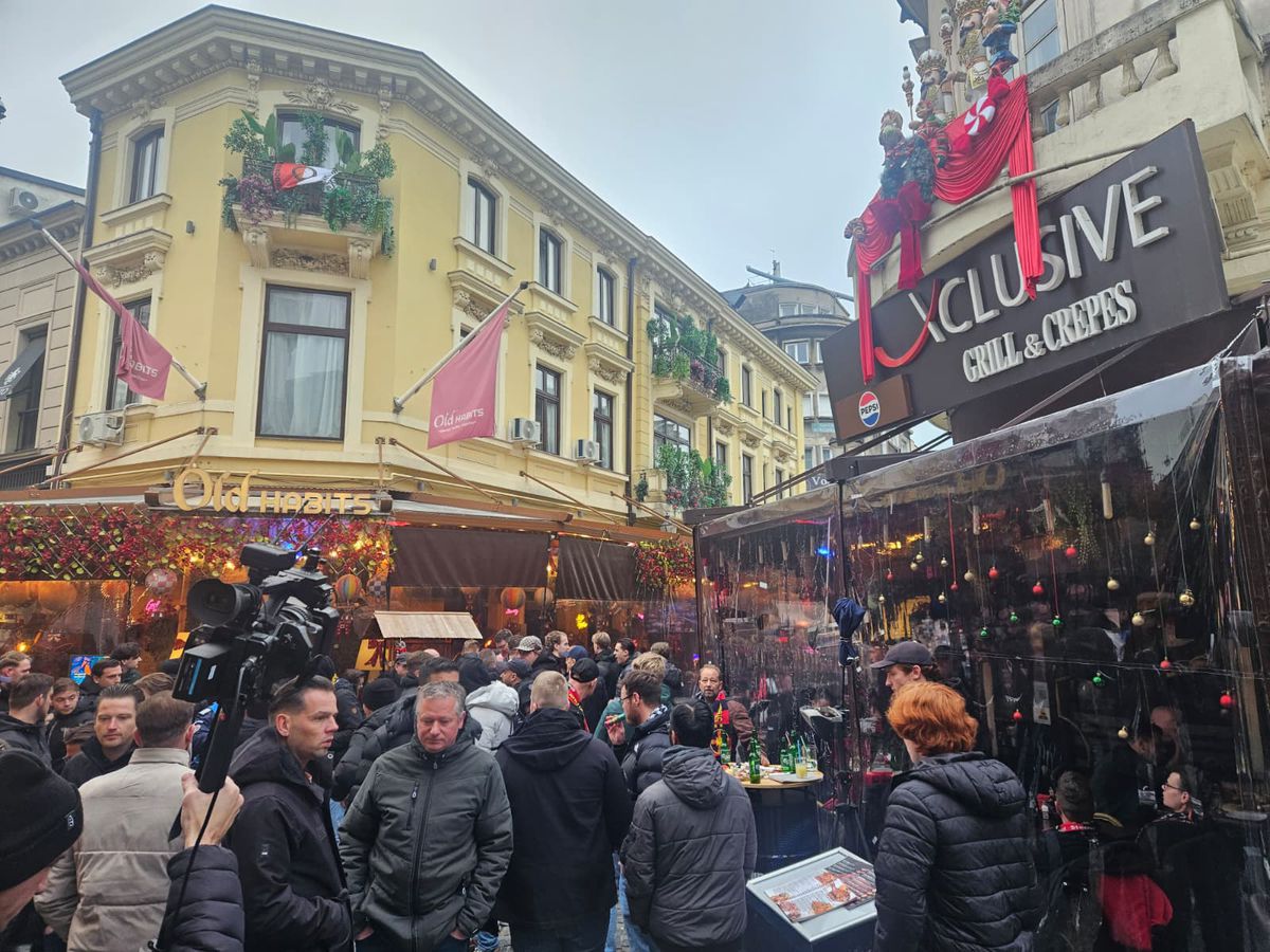 Centrul Vechi din București, luat cu asalt de suporterii lui Feyenoord. Foto: Remus Dinu (GSP)