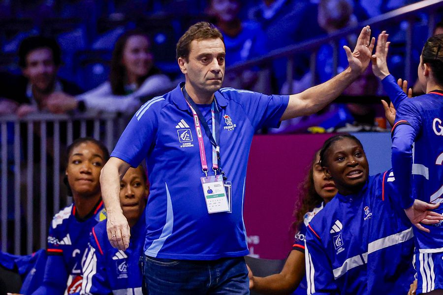 Sebastien Gardillou, antrenorul Franței/Foto: Imago Images Decizia tactică prin care Franța a anihilat-o pe Anne Mette Hansen, jucătoarea lui CSM București: „Anul trecut a câștigat toate duelurile”