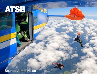 Moment terifiant: parașutistul s-a agățat de coada avionului, și-a tăiat corzile și a căzut în gol! Ce a urmat