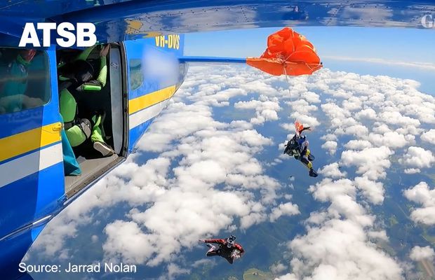 Moment terifiant: parașutistul s-a agățat de coada avionului, și-a tăiat corzile și a căzut în gol! Ce a urmat