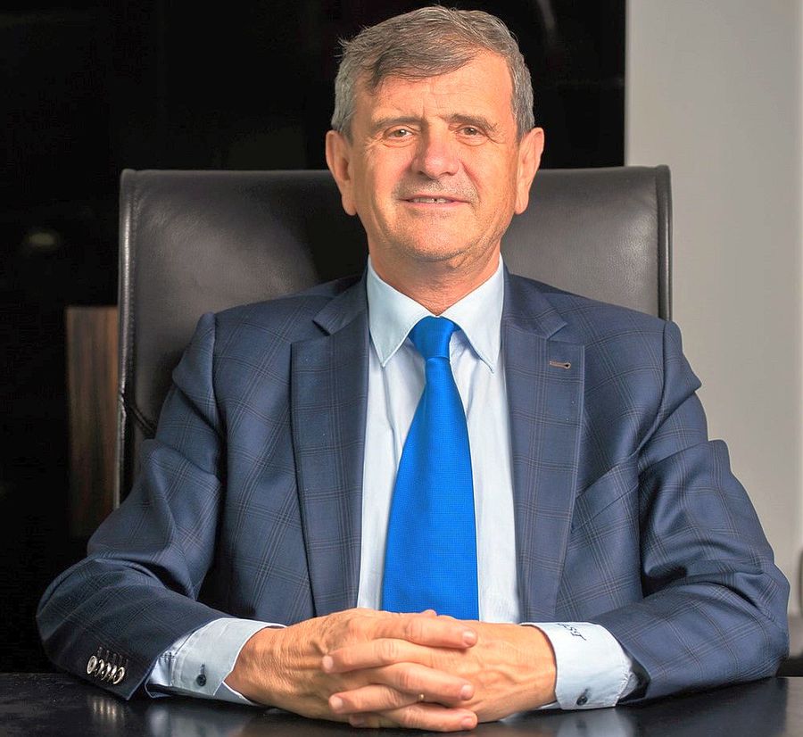 Ștefan Gadola, în fotografia de perzentare pe site-ul EnergoBit Tranzacție-gigant pentru acționarul din Superliga » Și-a vândut firmele de 100 milioane €: „Acum pot intra la pensie”