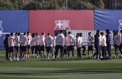 Surpriză de sărbători în cantonamentul Barcelonei » Compania auto din Emirate a împărțit cadouri aurite!