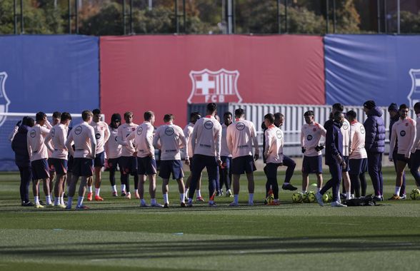 Surpriză de sărbători în cantonamentul Barcelonei » Compania auto din Emirate a împărțit cadouri aurite!