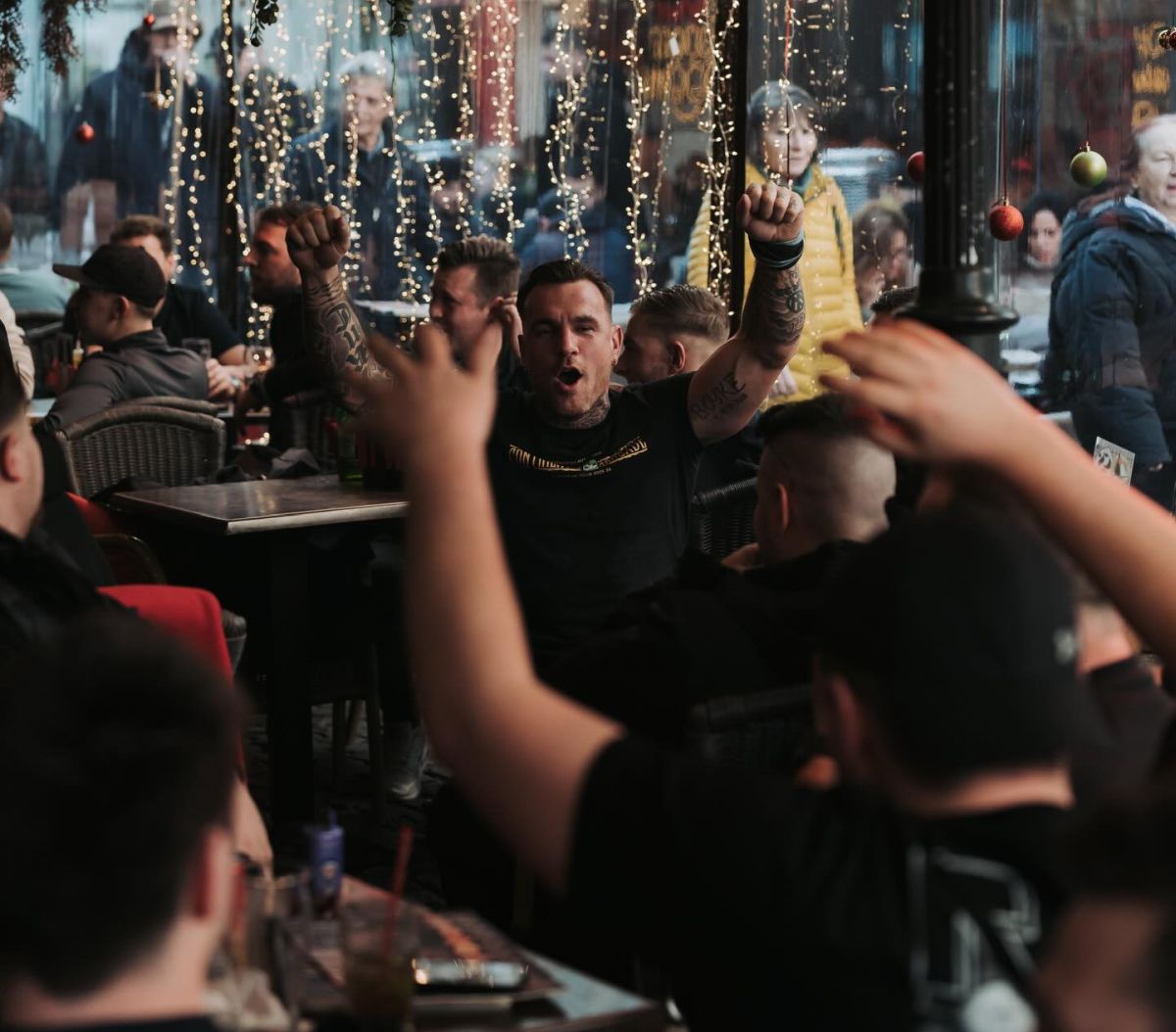 Centrul Vechi din București, luat cu asalt de suporterii lui Feyenoord. Foto: Remus Dinu (GSP)