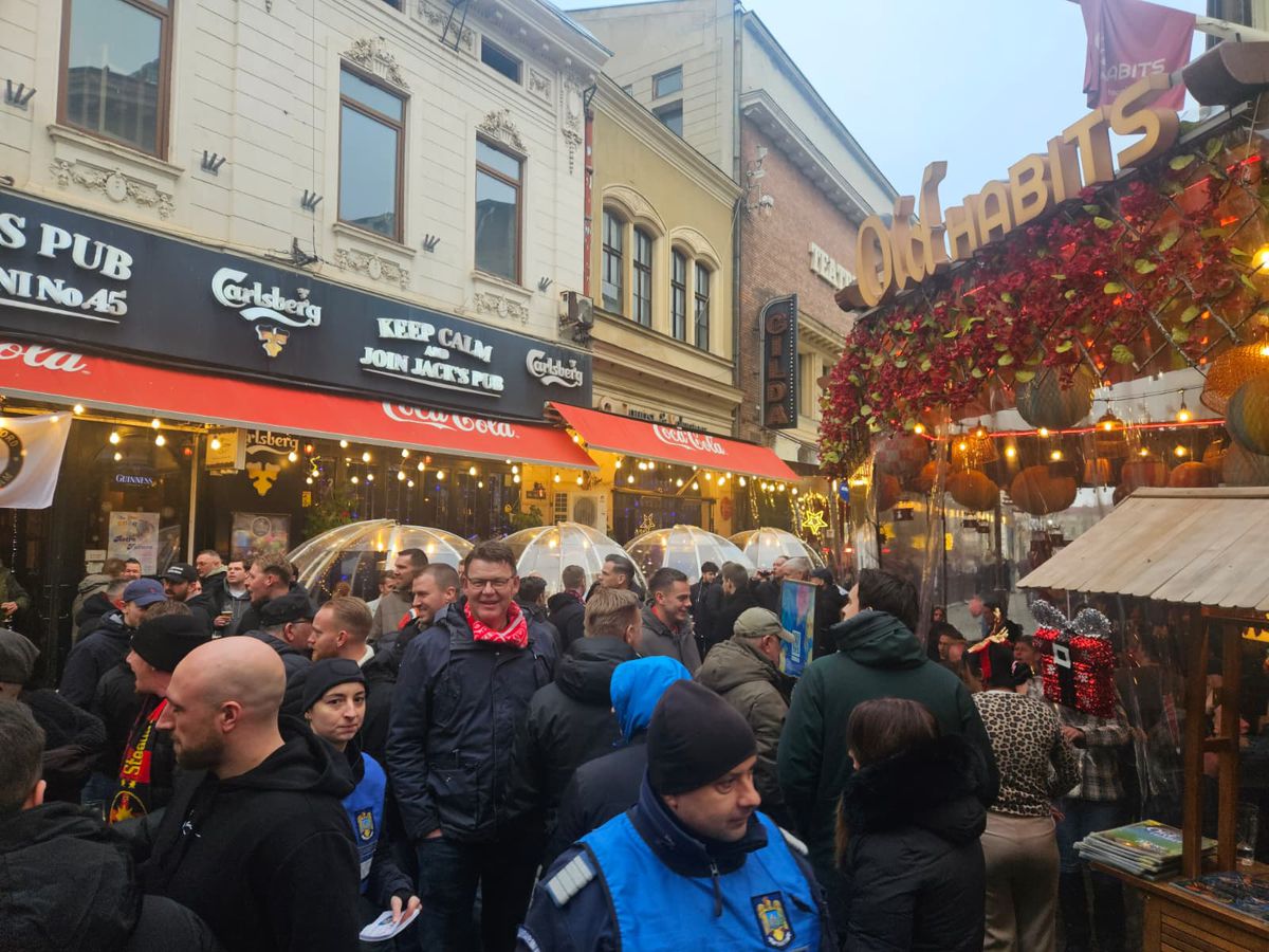 Centrul Vechi din București, luat cu asalt de suporterii lui Feyenoord. Foto: Remus Dinu (GSP)