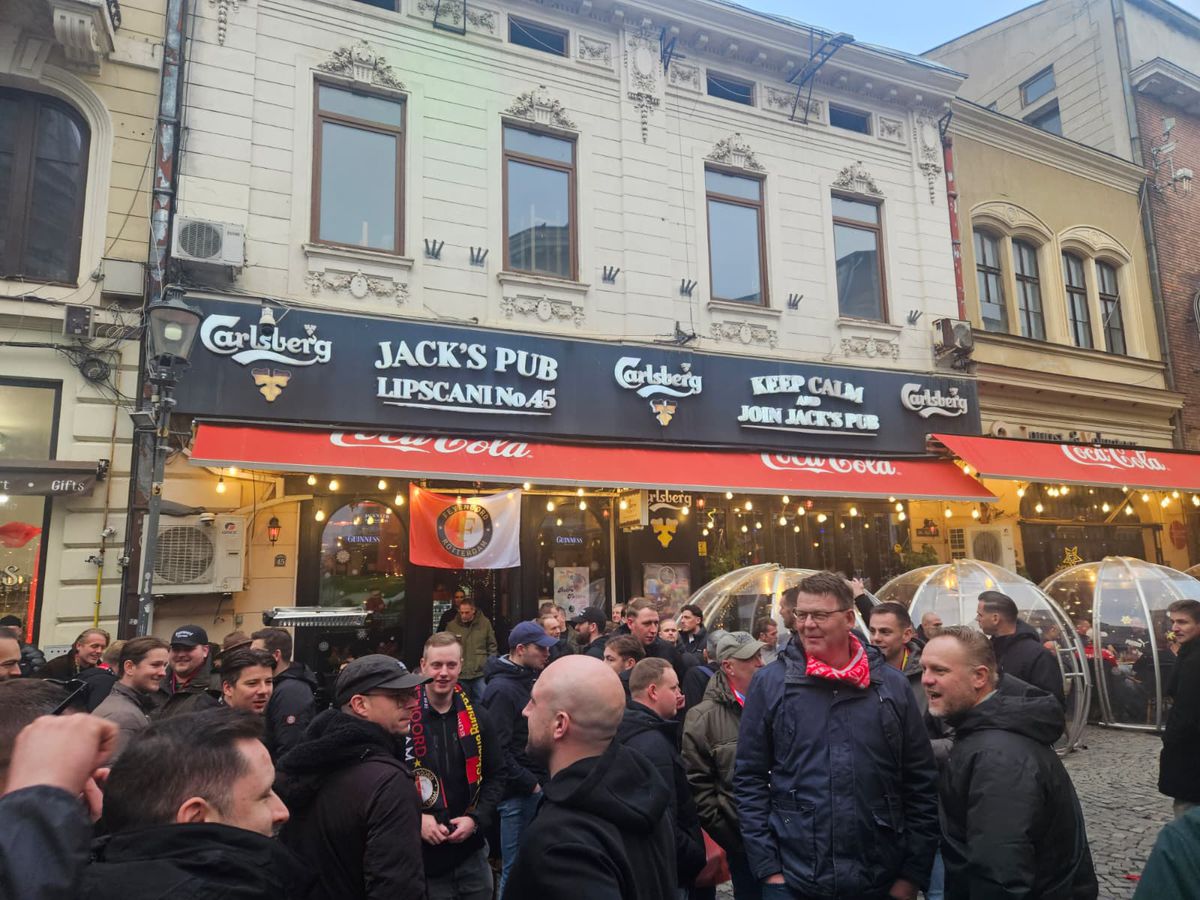 Centrul Vechi din București, luat cu asalt de suporterii lui Feyenoord. Foto: Remus Dinu (GSP)