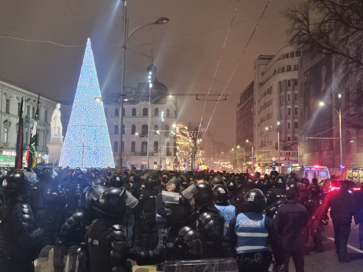 Centrul Vechi din București, luat cu asalt de suporterii lui Feyenoord. Foto: Remus Dinu (GSP)