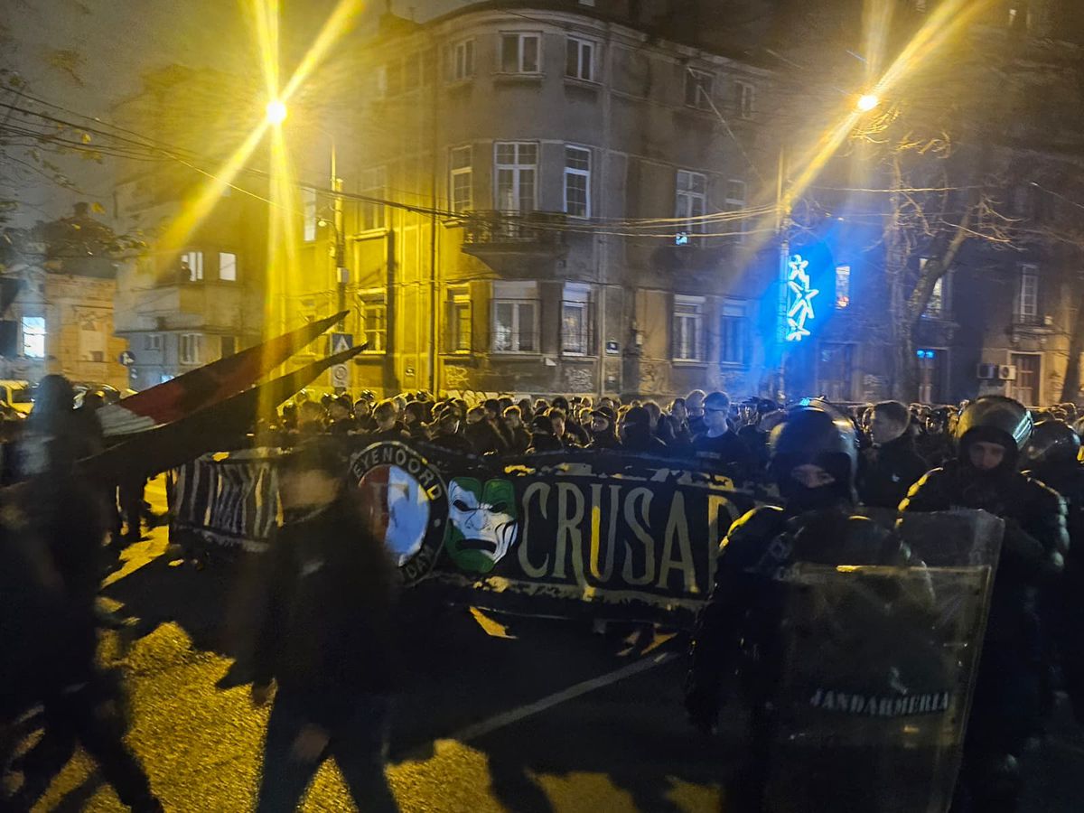 Centrul Vechi din București, luat cu asalt de suporterii lui Feyenoord. Foto: Remus Dinu (GSP)