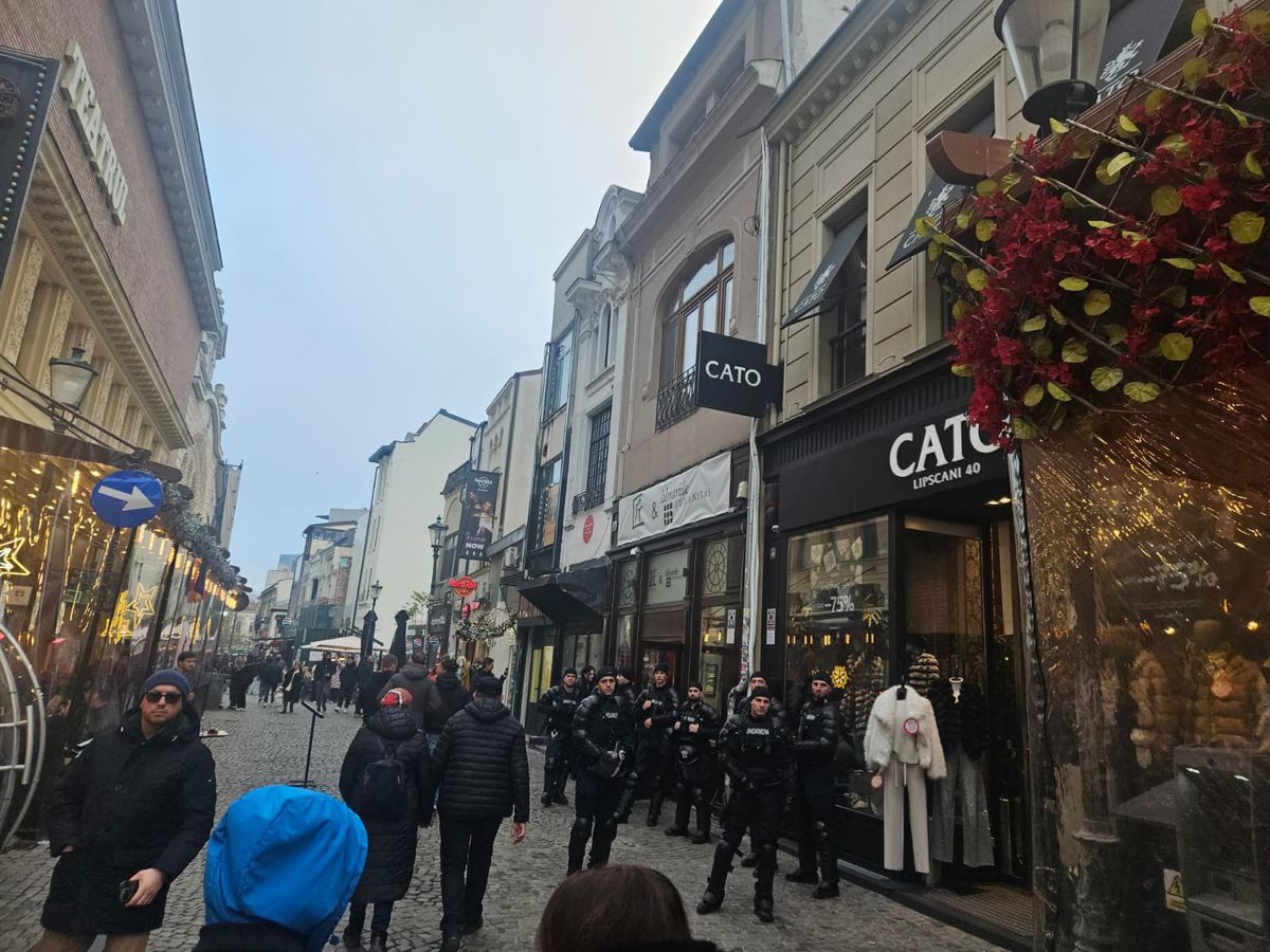 După ce au dat foc copertinei unui local, fanii lui Feyenoord au „paralizat” traficul din Capitală în drumul spre Arena Națională