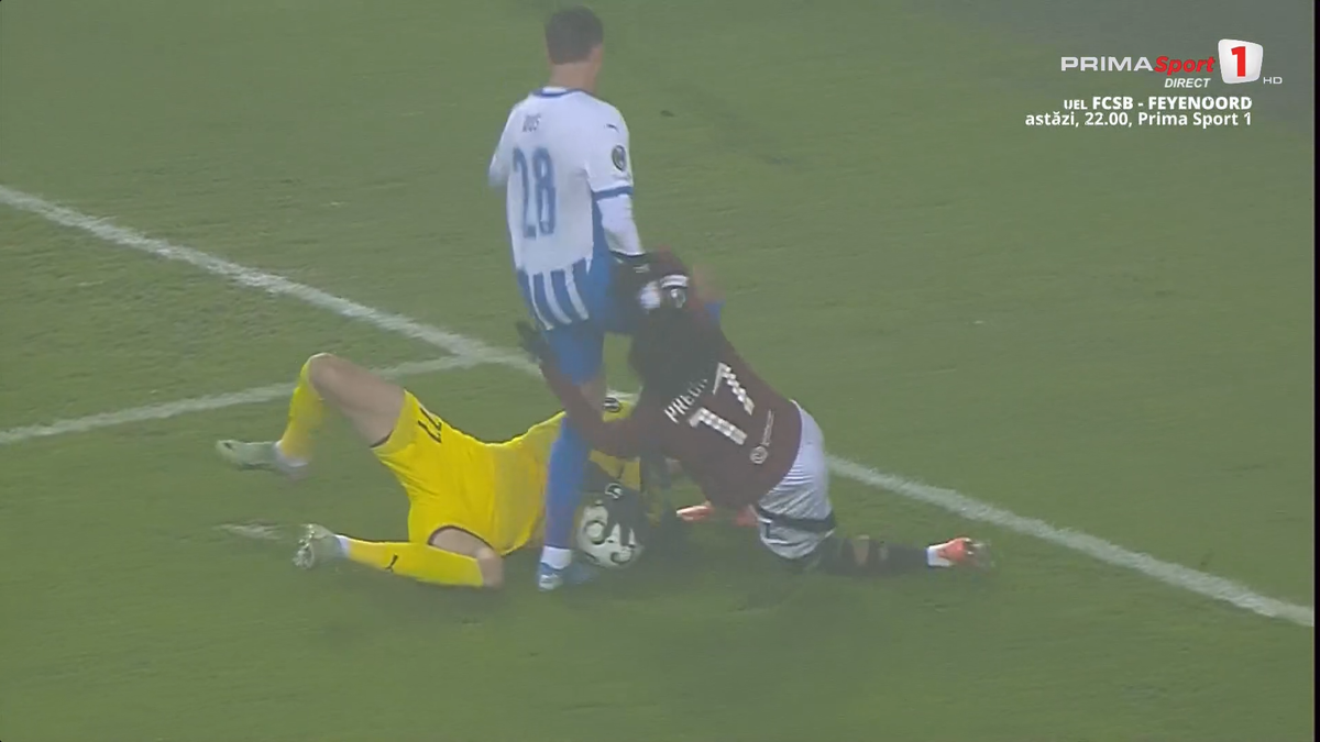 Intrare dură la Universitatea Craiova - Sparta Praga: mijlocașul cehilor i-a dat un genunchi în cap lui Isenko » Trebuia eliminat?