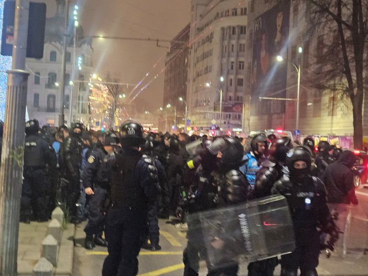 Sute de jandarmi s-au mobilizat pentru a preveni eventualele incidente provocate de suporterii din Rotterdam / Foto: Remus Dinu GSP