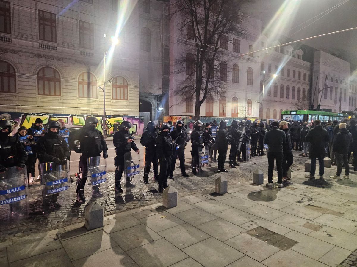Centrul Vechi din București, luat cu asalt de suporterii lui Feyenoord. Foto: Remus Dinu (GSP)