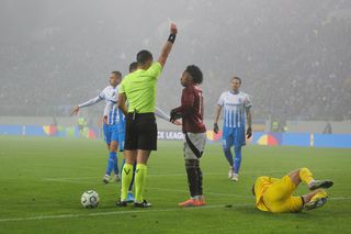 Intrare dură la Universitatea Craiova - Sparta Praga: mijlocașul cehilor i-a dat un genunchi în cap lui Isenko » Trebuia eliminat?